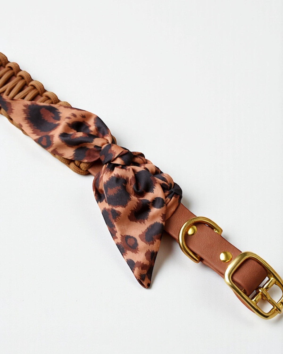 Collier pour chien Colette avec foulard léopard et bouclerie dorée