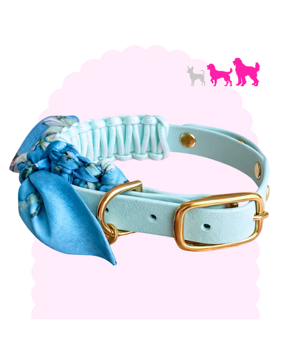 Collier pour chien moyen à grand en sangle imperméable bleu pastel avec foulard floral bleu et bouclerie dorée.