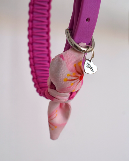 Détail du collier Suzette rose avec tressage en paracorde et médaille